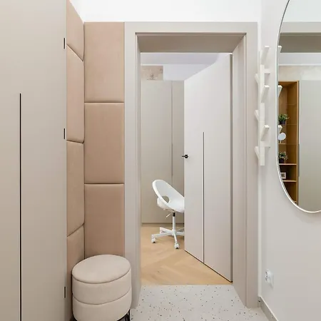 Stylish With Parking Close To The Centre By Renters *