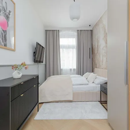 Stylish With Parking Close To The Centre By Renters アパート